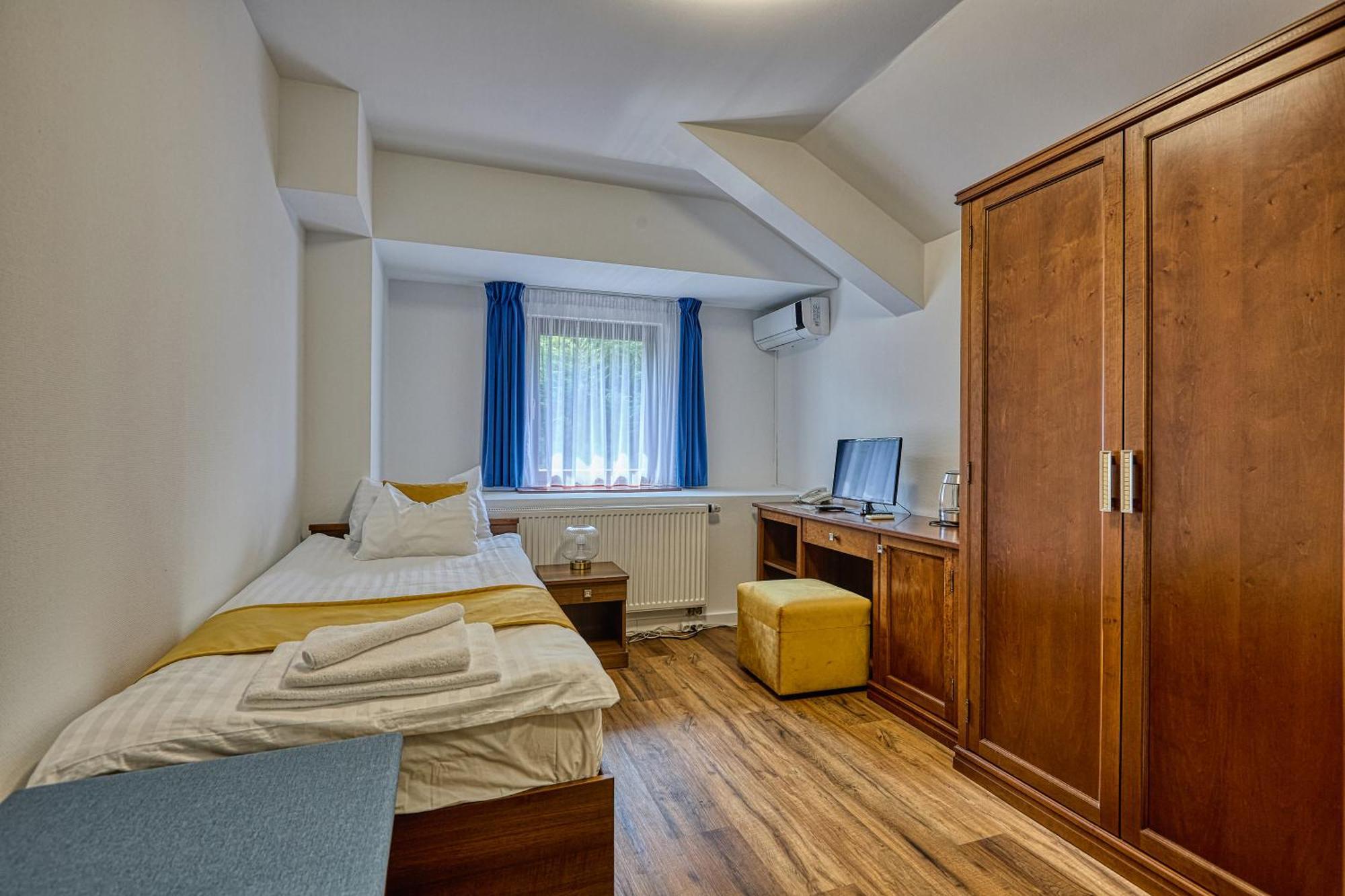 Bassiana Es Etterem Отель 4*