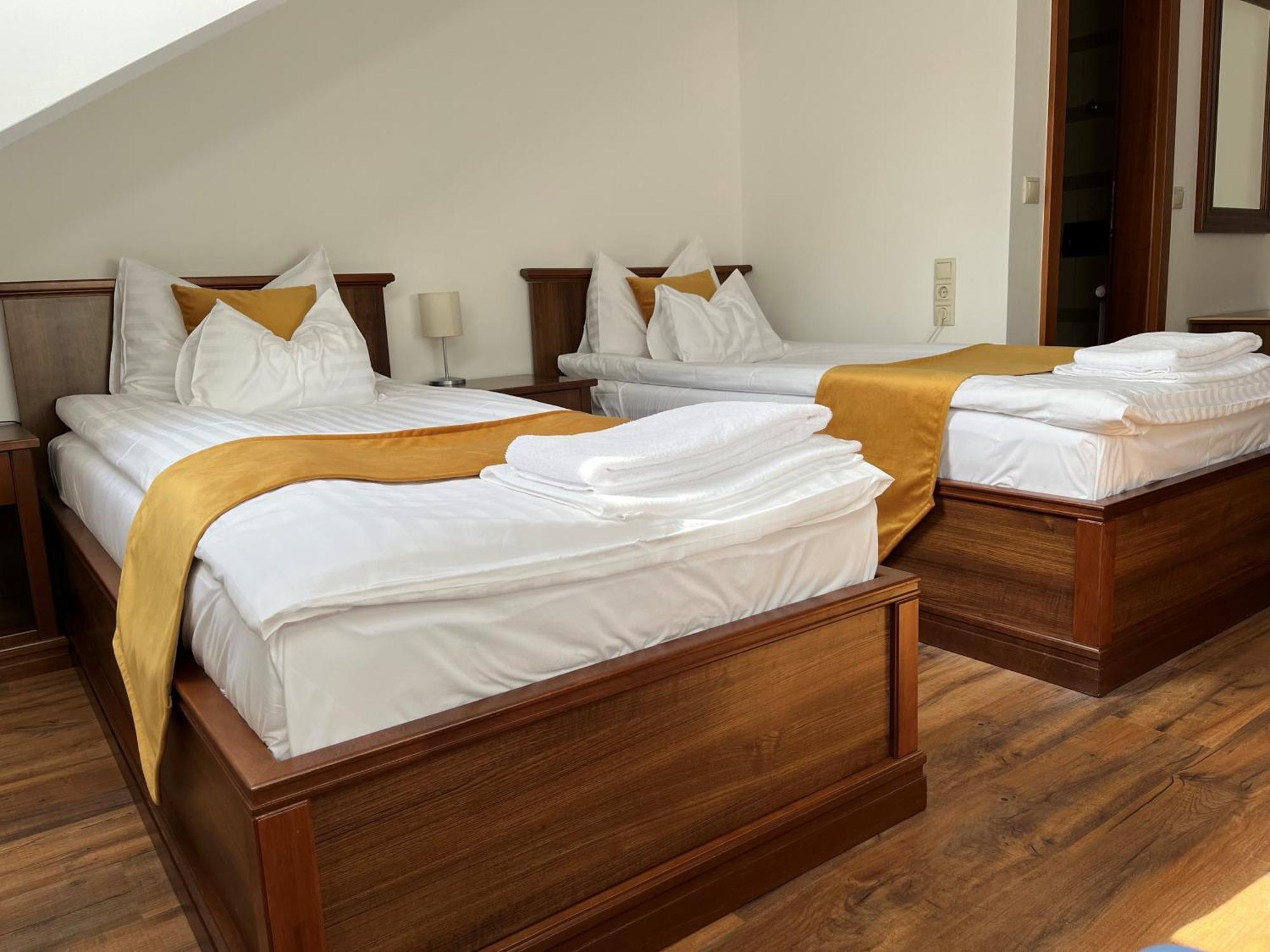 Bassiana Es Etterem Hotel