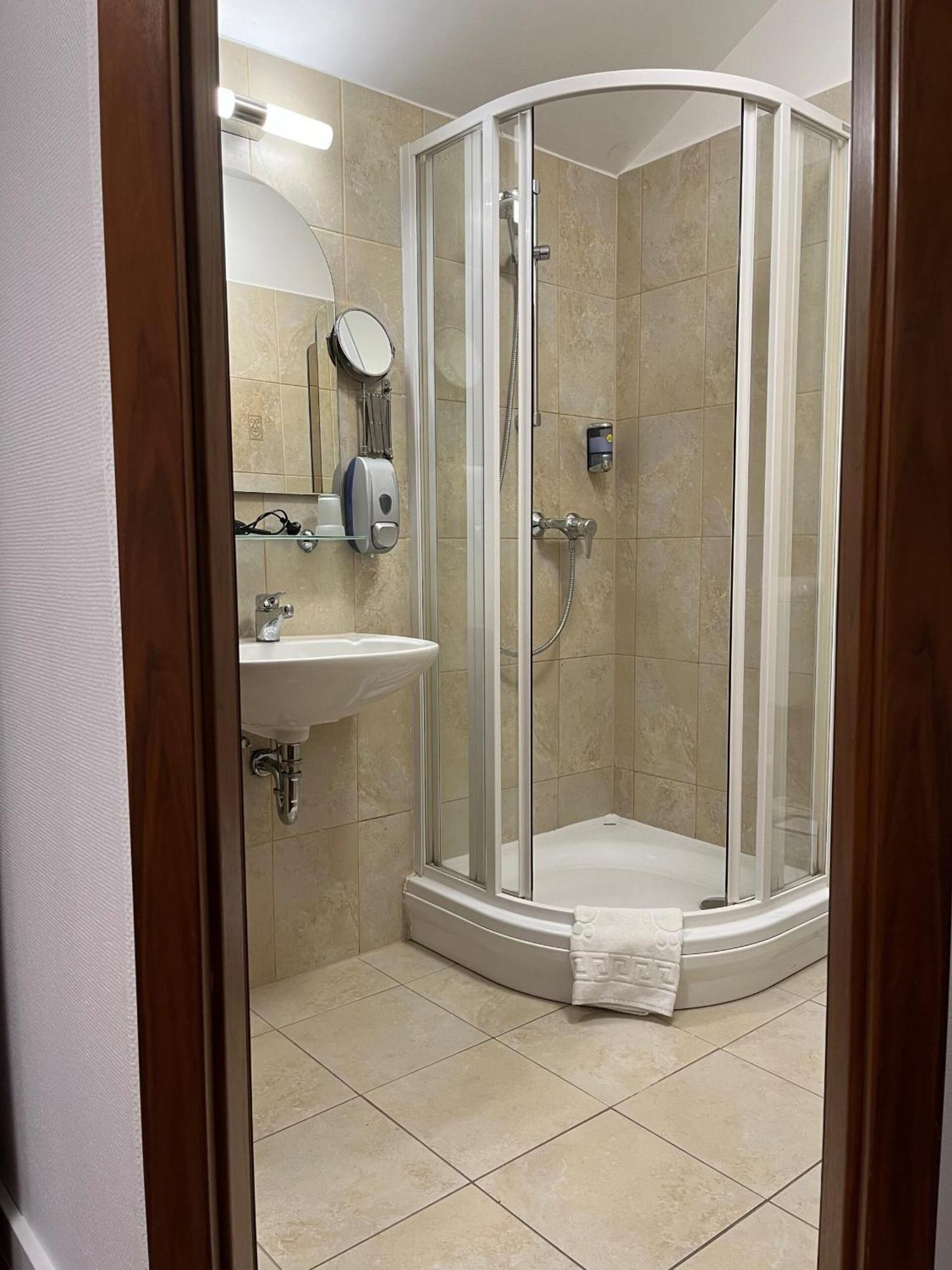 Bassiana Es Etterem 4* Sarvar