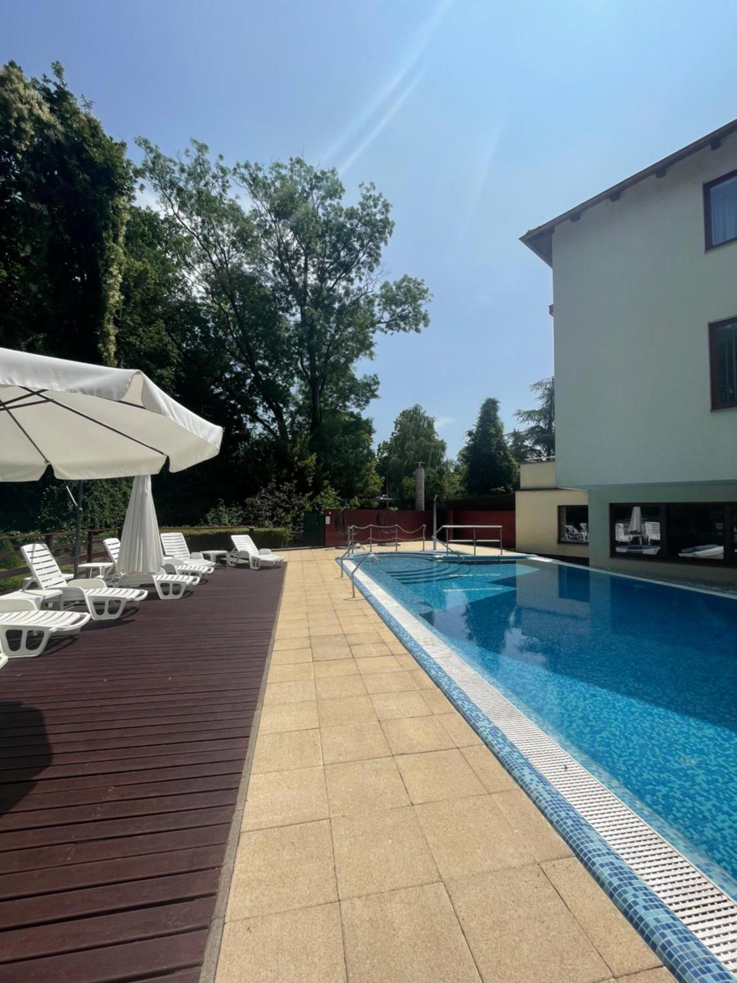 Hotel Bassiana Es Etterem Sarvar
