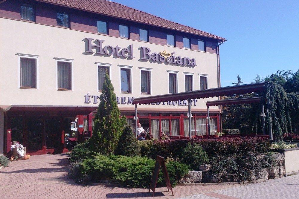 Bassiana Es Etterem Шарвар